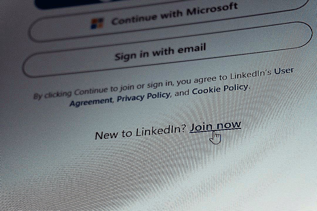 Linkedin login screen with join now option